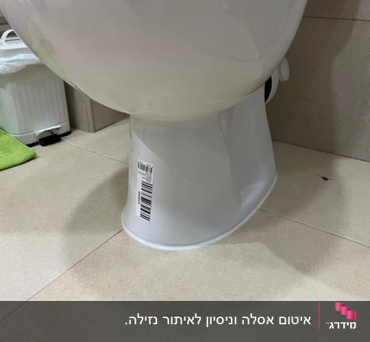 אסלה עם מדבקת ברקוד על הרצפה